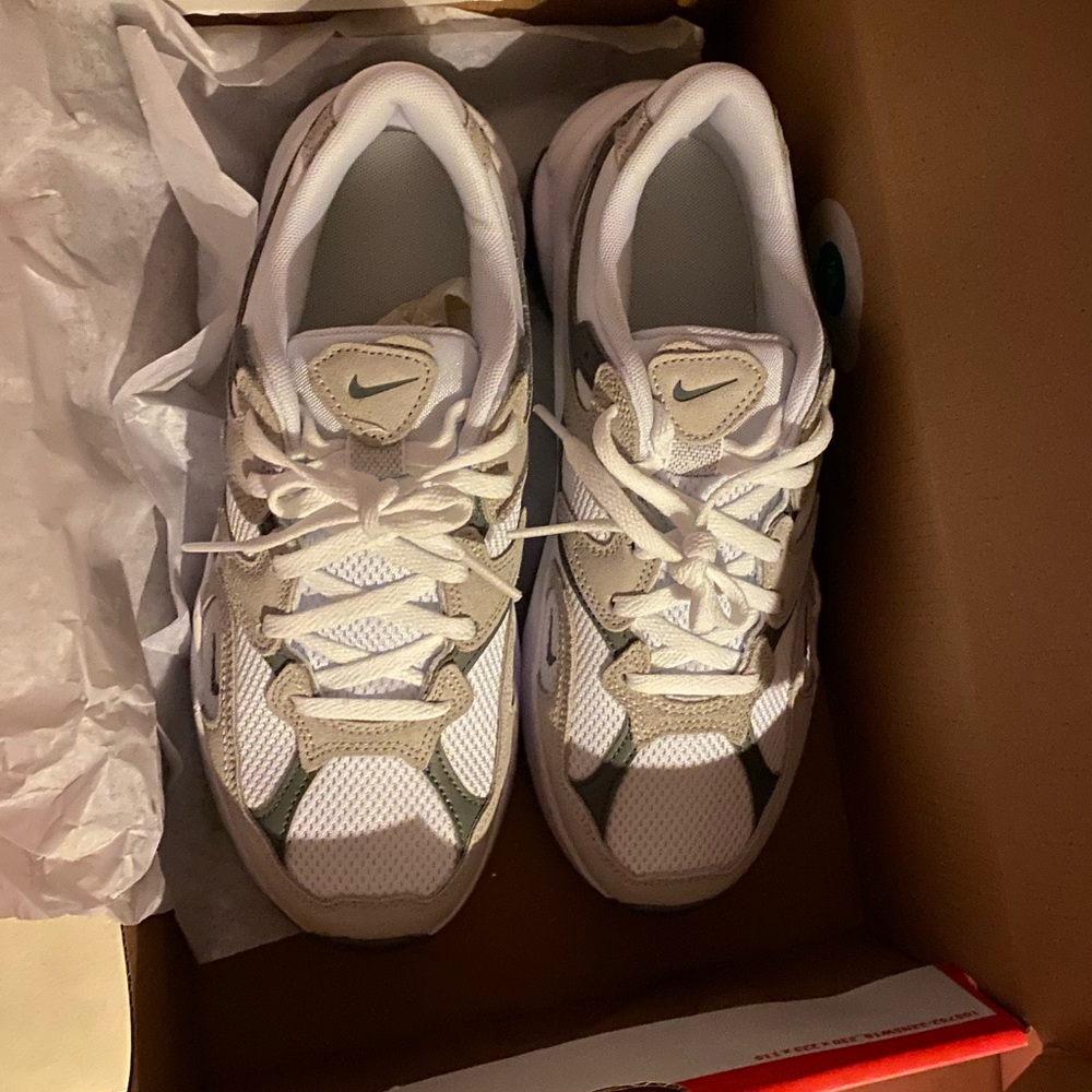 Nike - Picture 12 of 13